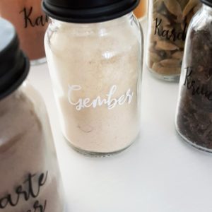 VINYL STICKERS VOOR JE KRUIDENKAST - SCRIPT SIERLETTERS